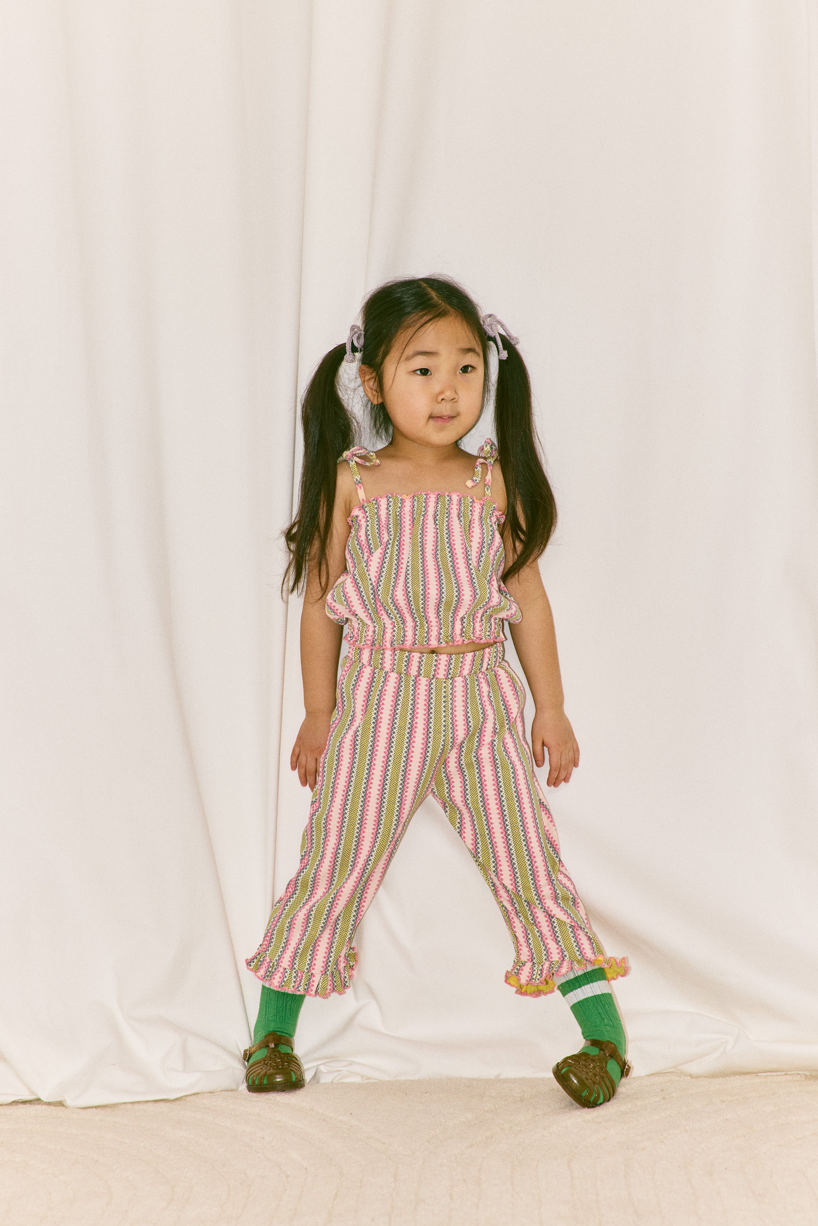 【新品】misha&puff Ruffle Pedal Pusher 3y Misha & Puff Ruffle pedal pusher, Aura vaquero stripe – Tinyapple